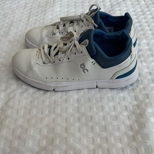 On Cloud The Roger Advantage sz 10 Men’s White/ Royal Blue